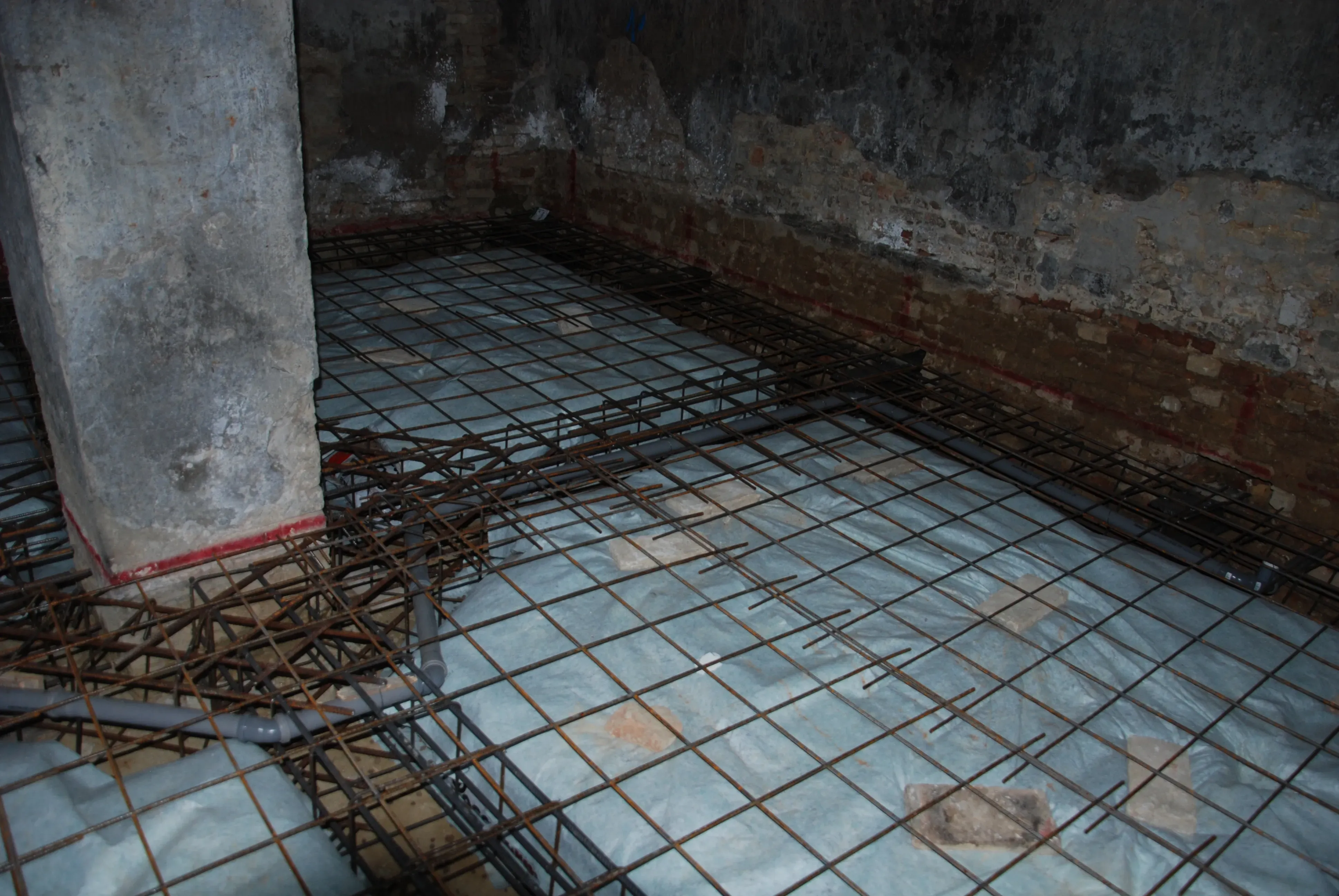 Barriera al vapore e preparazione platea in cantiere — protezione dall'umidità di risalita