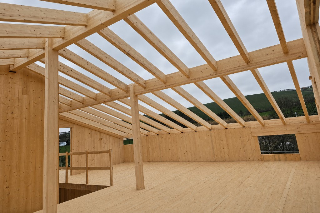 Interno di una struttura in legno X-LAM LegnoSystem in fase di costruzione