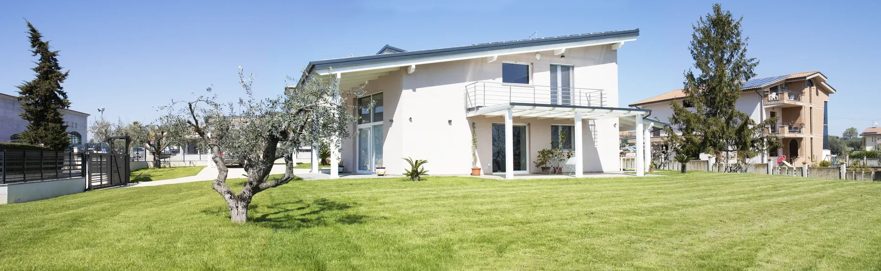 Casa in legno completata con giardino — cantiere Addarii, Legno System