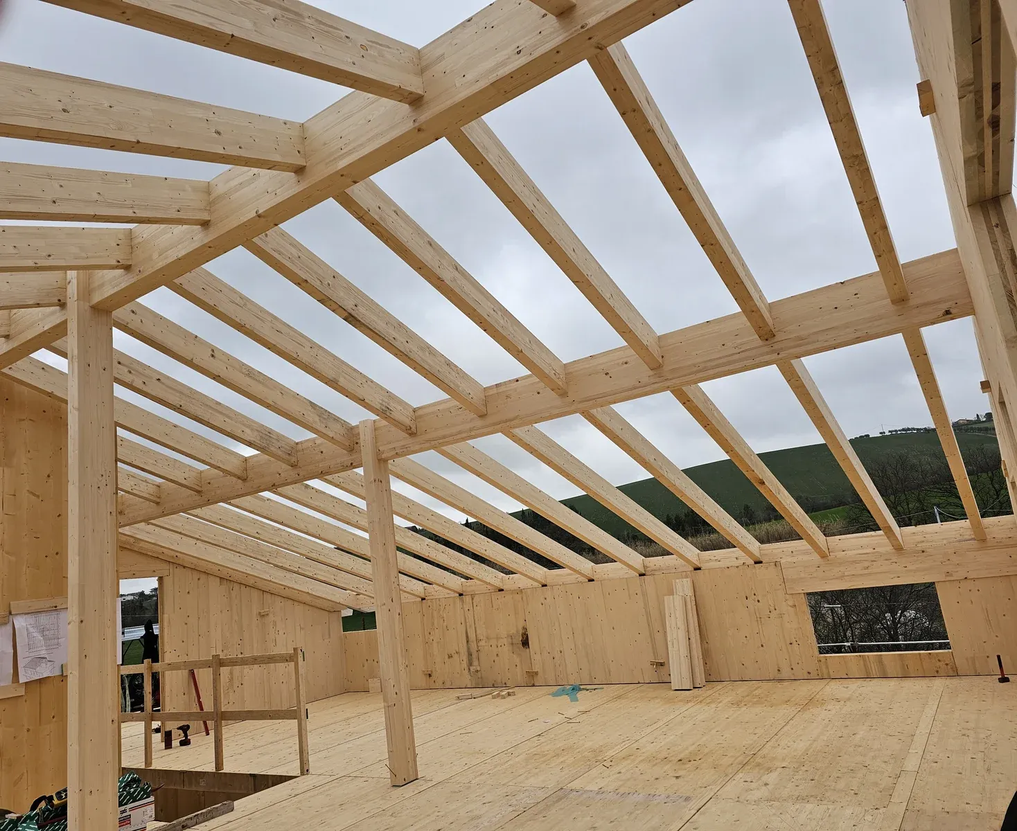 Struttura in legno X-LAM durante il montaggio in cantiere Ricciotti