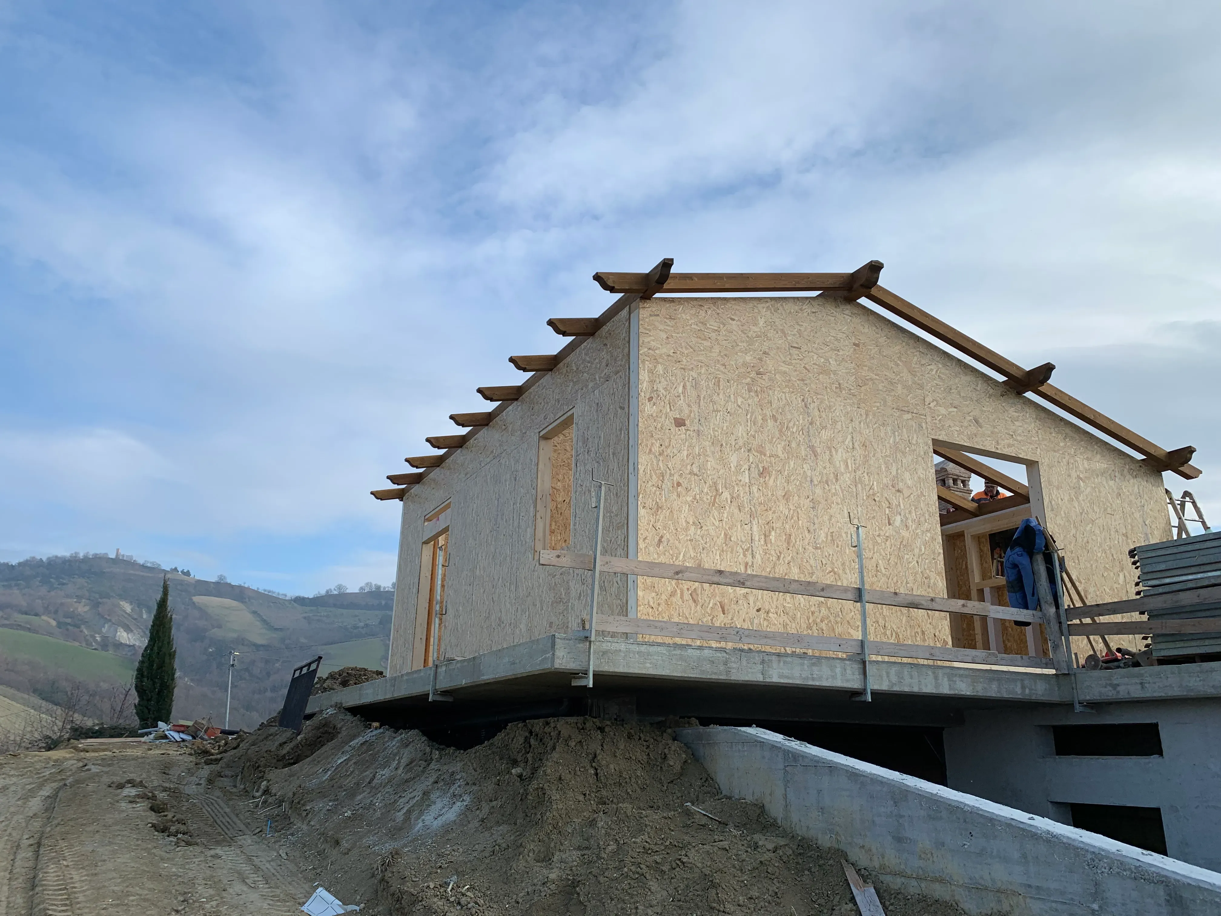 Dettaglio parete in legno X-LAM e struttura a telaio — confronto tecnico