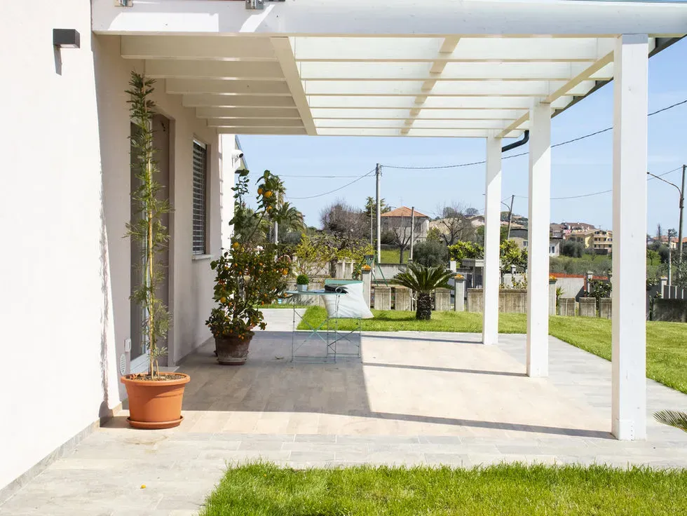 Villa unifamiliare in legno a Nereto (TE) — portico